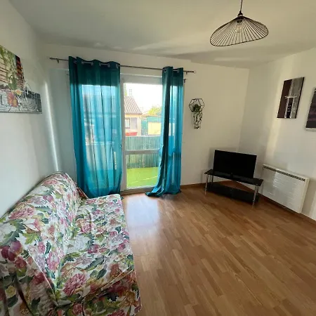 Calme, Lumineux Avec Balcon 아파트